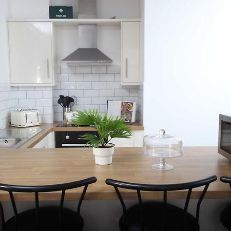Aisiki Living: Flexible Apartments with Free Wi-Fi and Parking Watford  Exterior photo